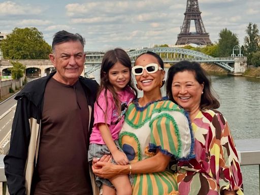 Sabrina Sato posa em frente à Torre Eiffel com os pais e a filha em Paris