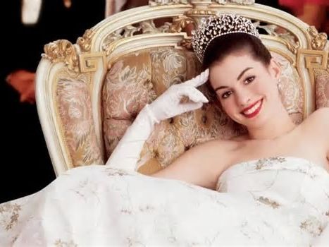 Pretty Princess, Sandra Oh e Anne Hathaway ricreano una scena dal film: “La Regina sta arrivando”