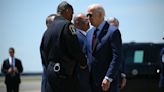 El presidente Joe Biden visita a las familias de los oficiales fallecidos en el tiroteo en Charlotte