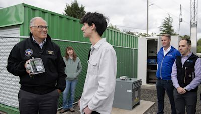 Gov. Jay Inslee visits air quality monitoring site at Mountain View High School