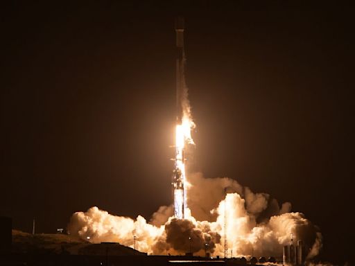 SpaceX launches 20 Starlink satellites from California (video)