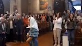 En plena misa hubo cánticos contra Javier Milei en una iglesia de Buenos Aires