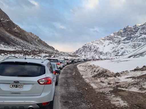 Horas de fila y temperaturas bajo cero para cruzar a Chile por el día a hacer compras