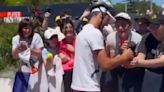 Novak Djokovic sorprendió a todos tras ser agredido con un botellazo en la cabeza: firmó autógrafos con un casco de ciclista