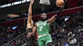 Los Celtics, líderes de la NBA, logran su octava victoria al hilo al vencer 129-102 a los Pistons