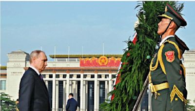 ﻿普京向人民英雄紀念碑敬獻花圈