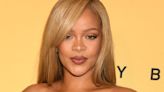 Rihanna ose le carré blond platine et le body transparent au décolleté plongeant : elle se dévoile plus sexy que jamais