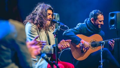 Israel Fernández enamora en Pirineos Sur y recoge el relevo de los grandes del flamenco