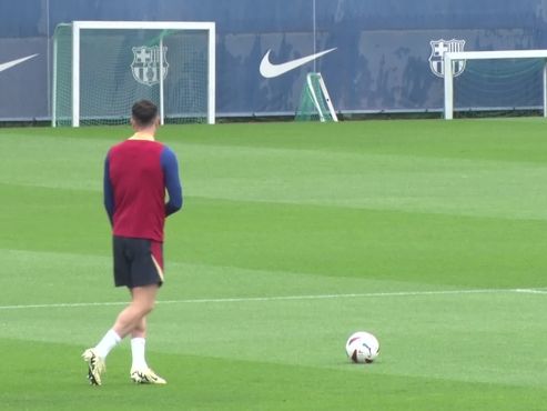 Lewandowski le indica a Xavi que ya es la hora de empezar a entrenar