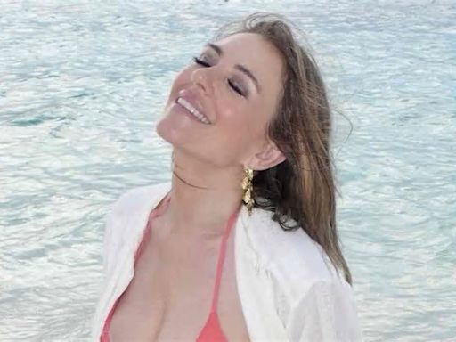 Elizabeth Hurley mostra una buona forma dopo essersi fotografata in bikini durante un viaggio alle Maldive