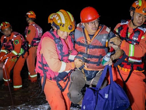 Dam breach at China's second-largest freshwater lake, 5700 residents relocated