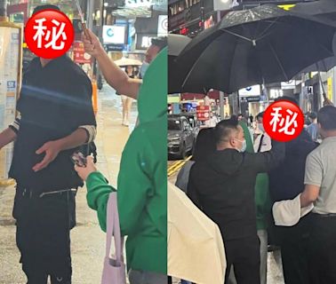 人氣影帝現身鬧市街頭勁貼地 與身旁超級富豪雨傘陣成強烈對比