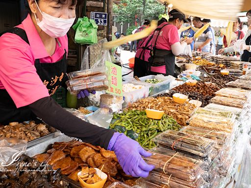 參拜白沙屯拱天宮，走在廟前街道被這家滿滿人潮的攤位吸引，一字排開的滷味種類無敵多