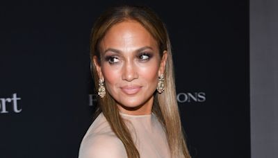 Jennifer Lopez renversante dans une jupe plissée ultra-fendue, elle adopte la tendance de l’automne et affiche ses jambes de rêve