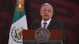 AMLO muestra resortera y balines que usaron normalistas en portazo