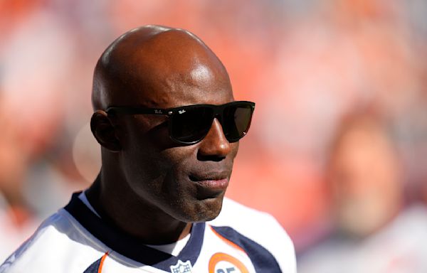 Terrell Davis's lawyer releases video of United plane handcuffing incident, announces lawsuit plans