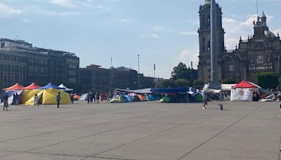 Pese a acuerdo sobre espacio por marcha de la "Marea Rosa", CNTE mantiene plantón en el Zócalo