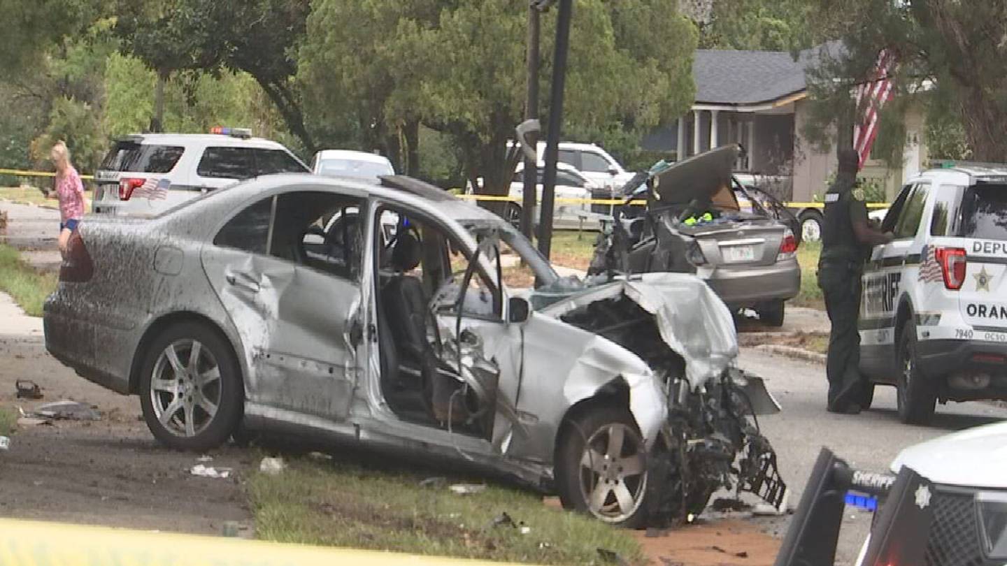 Carjacking ends in violent crash inside Orange County neighborhood, deputies say