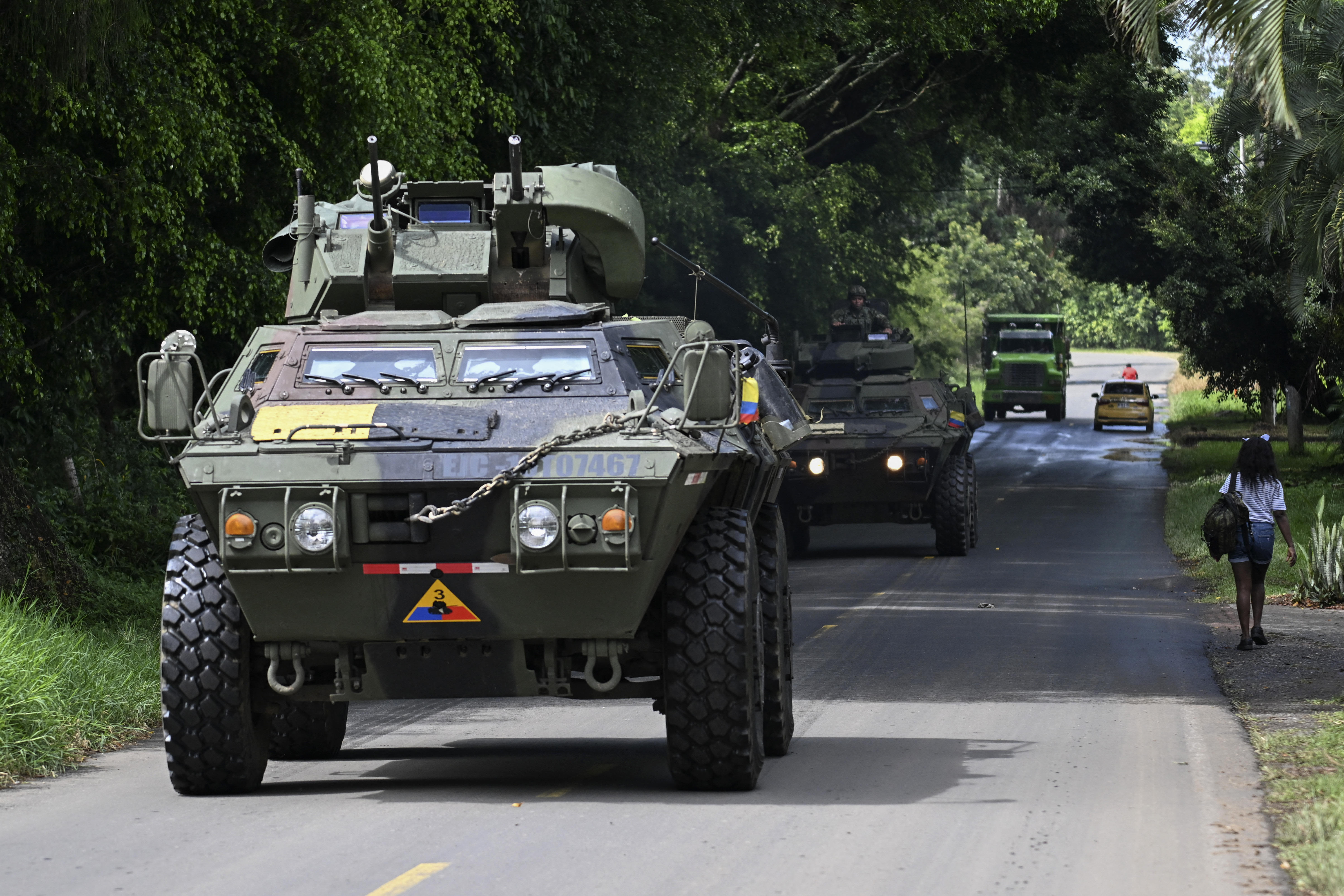 Gunmen "carrying large weapons" kill 7 in house in Colombia