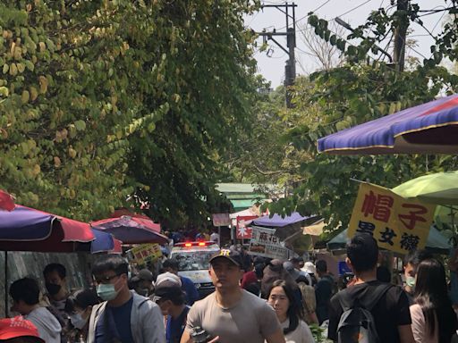 台中大坑9號步道人潮擠爆 救護車通過瞬間「摩西分海」