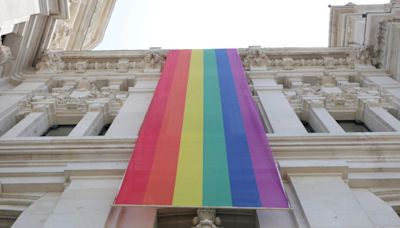 ¿Cuál es el origen de la bandera LGTBI, por qué tiene los colores del arcoiris y quién fue su creador?