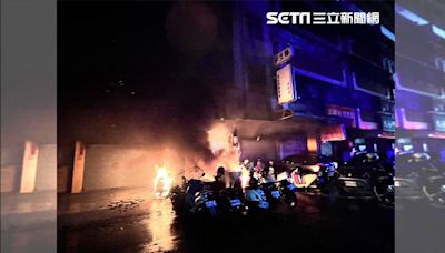 暗夜大火！台中「11輛機車」停騎樓慘被燒成火球 疑變電箱起火釀禍