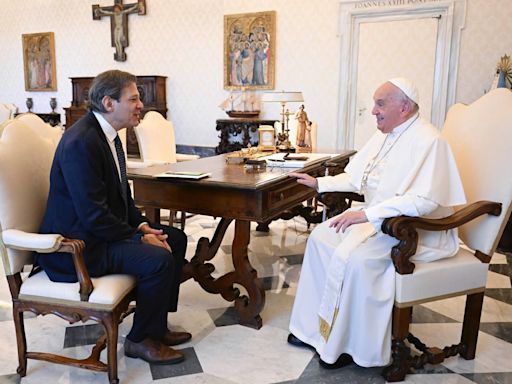 Haddad presenteia papa Francisco com cuia de chimarrão em alusão ao RS