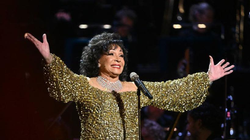 Dame Shirley Bassey to auction £600k of jewellery
