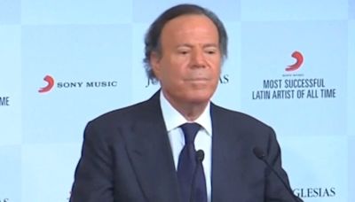 Julio Iglesias y Miranda, unas vacaciones por separado mientras el artista avanza con la serie sobre su vida