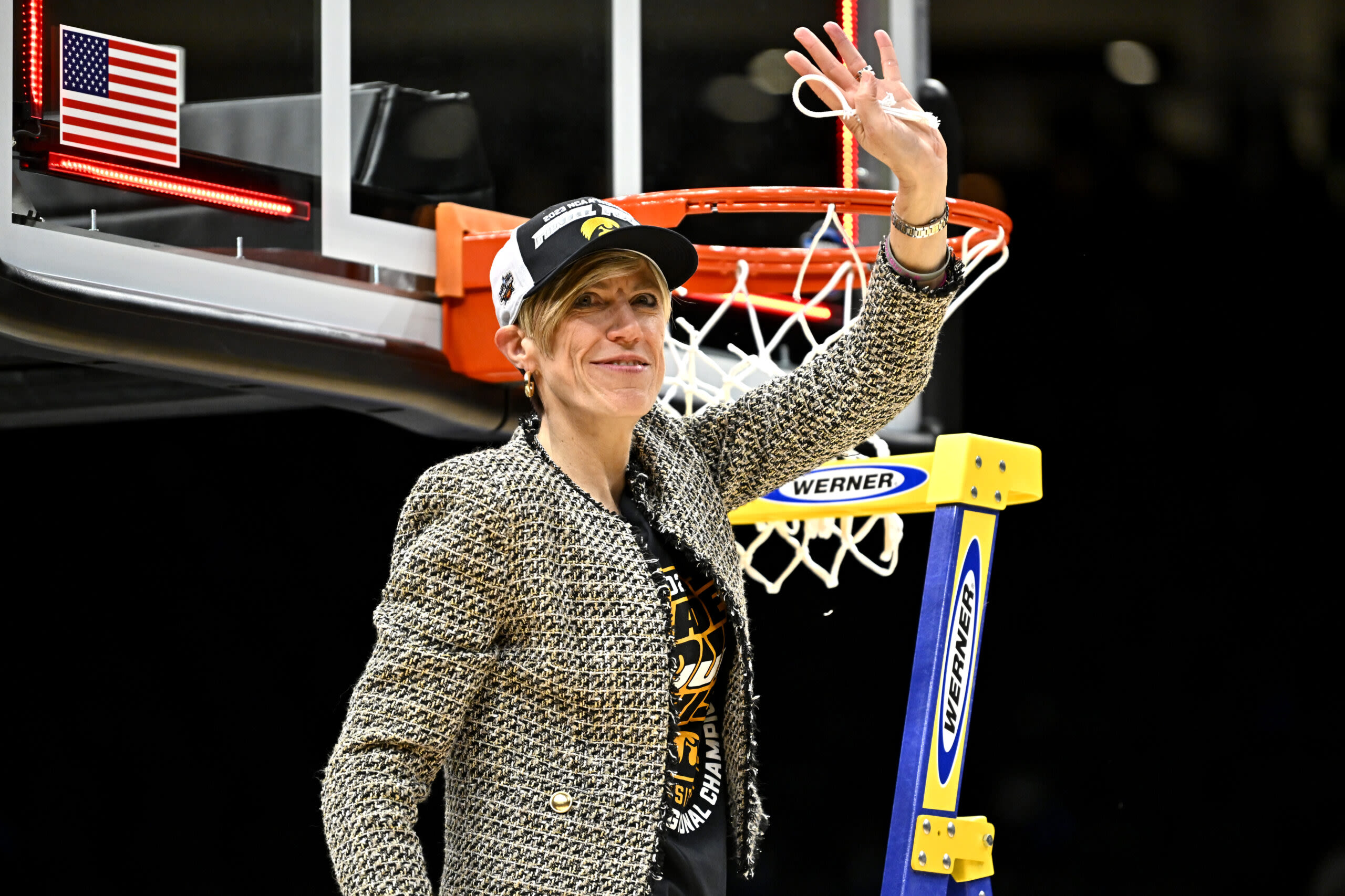 Iowa women’s basketball offers rising class of 2028 forward Sydney Douglas