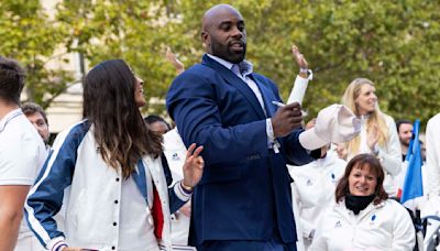 Parade JO 2024 : Teddy Riner était le seul athlète à défiler en costume, et tout le monde a sa théorie sur ce choix