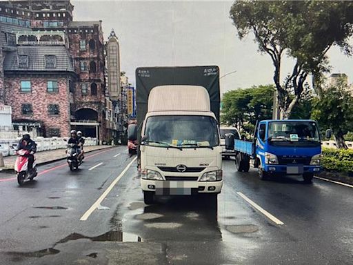 小貨車突停路中 駕駛失去意識！心肌梗塞送醫不治 - 社會