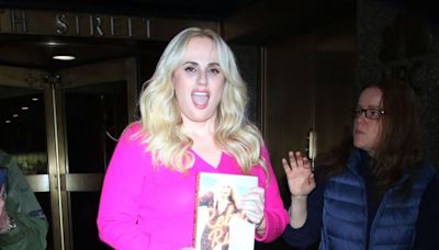 Rebel Wilson affirme qu’un membre de la famille royale l’a conviée à une orgie… Katy Perry tease son retour musical…