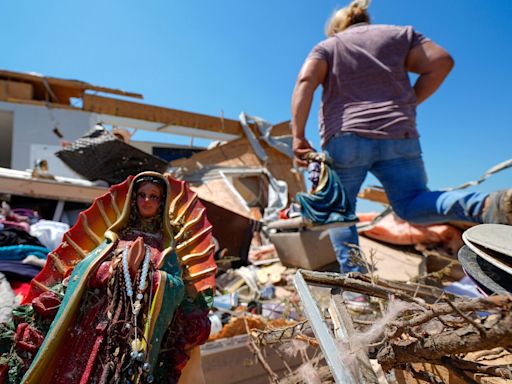 US: Tornadoes rip through Texas, Oklahoma and Arkansas; at least 15 dead