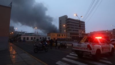 Incendio consume depósito de útiles escolares en Mesa Redonda (GALERÍA)