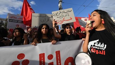 Des centaines de Tunisiens manifestent contre Kaïs Saïed alors que la campagne électorale s’ouvre