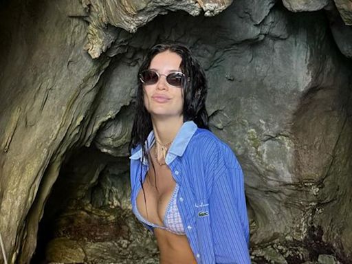 Zaira Nara mostró su básico para el verano europeo: microbikini y camisa oversized: “Ciao Capri“