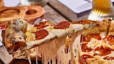 La cadena de pizzerías que festeja su aniversario con pizza al precio del año 2006: $ 26