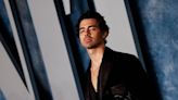 Joe Jonas aproveita praia na Grécia em clima de romance com atriz libanesa