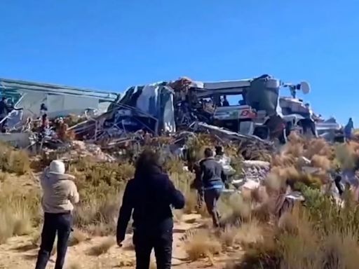 Trágico accidente en Bolivia: al menos 16 muertos y 14 heridos tras el choque de un camión con un autobús