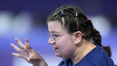 Aurélie Aubert et Tanguy de La Forest, porte-drapeaux pour la clôture des Jeux paralympiques