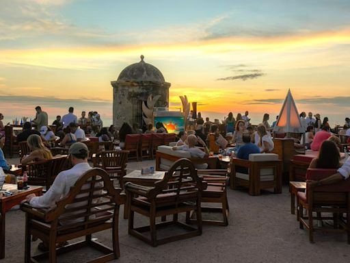 En el famoso Café del mar, en Cartagena, hay gran novedad; también se vio en otros países