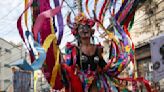 AP Fotos: Un día de Carnaval en Brasil, de la fiesta callejera de la mañana al desfile de samba