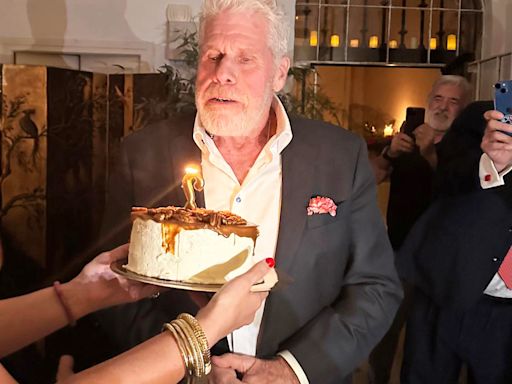 El actor Ron Perlman celebra su 74 cumpleaños en una fiesta privada en Sevilla la Noche del 'Pescaíto'