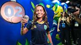 Rayssa Leal é recebida na Casa Brasil com muita festa, gritaria e multidão; veja fotos