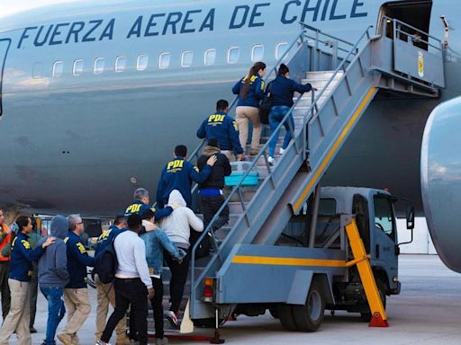 Migraciones concreta nuevo vuelo con 42 extranjeros expulsados del país: 26 de ellos cometieron delitos - La Tercera