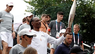 El rapero Snoop Dogg portó la antorcha olímpica previo a la ceremonia de apertura