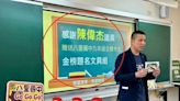 國民黨新北議員陳偉杰入校送個人文宣文具 被批「把學校當造勢場」