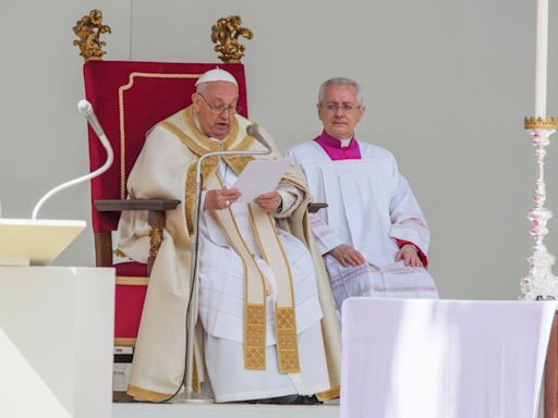 Papa Francisco faz primeira viagem para fora de Roma em meses
