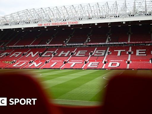 Manchester United to cut 250 jobs to slash costs